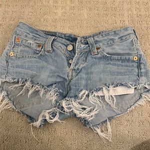Low rise light washed Levi jean shorts